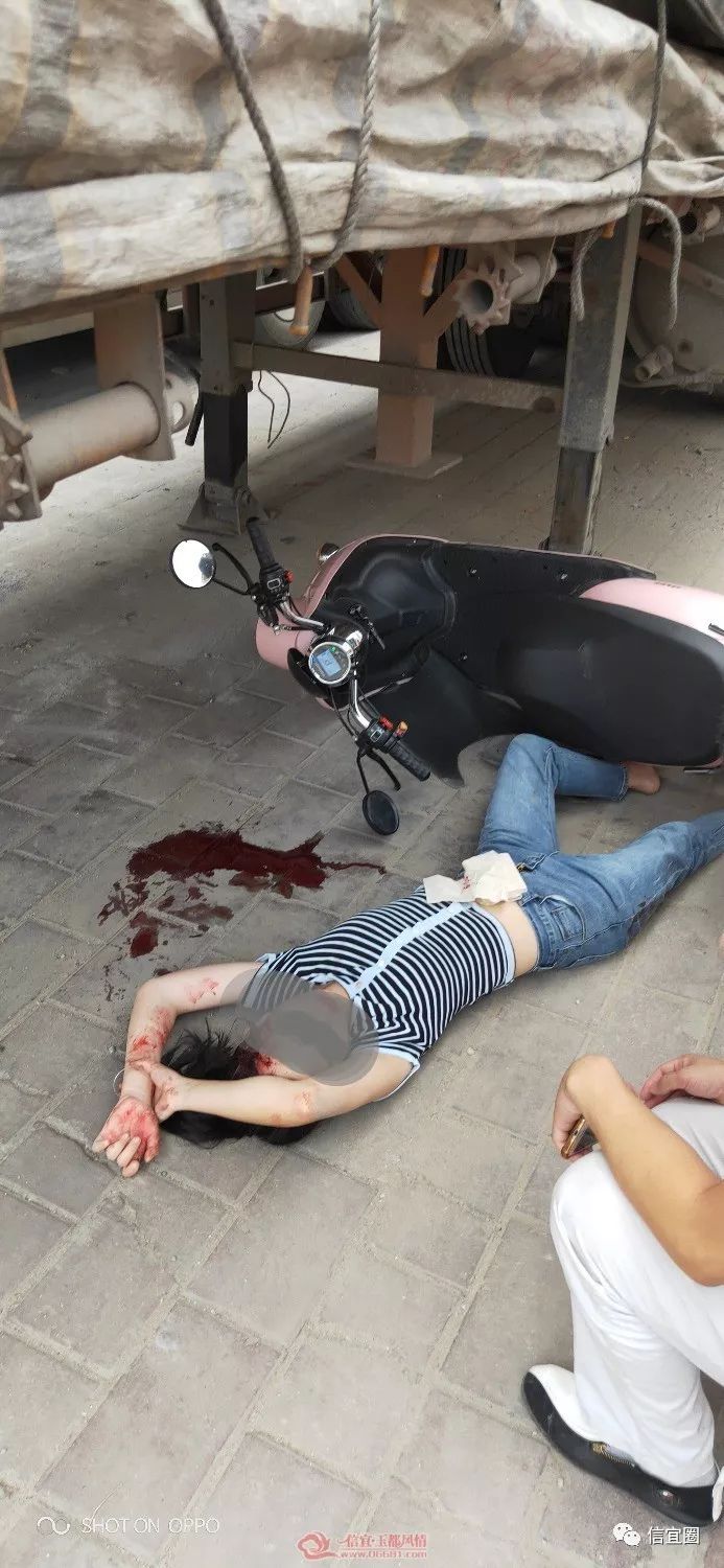 伤者躺地上给车盖布
